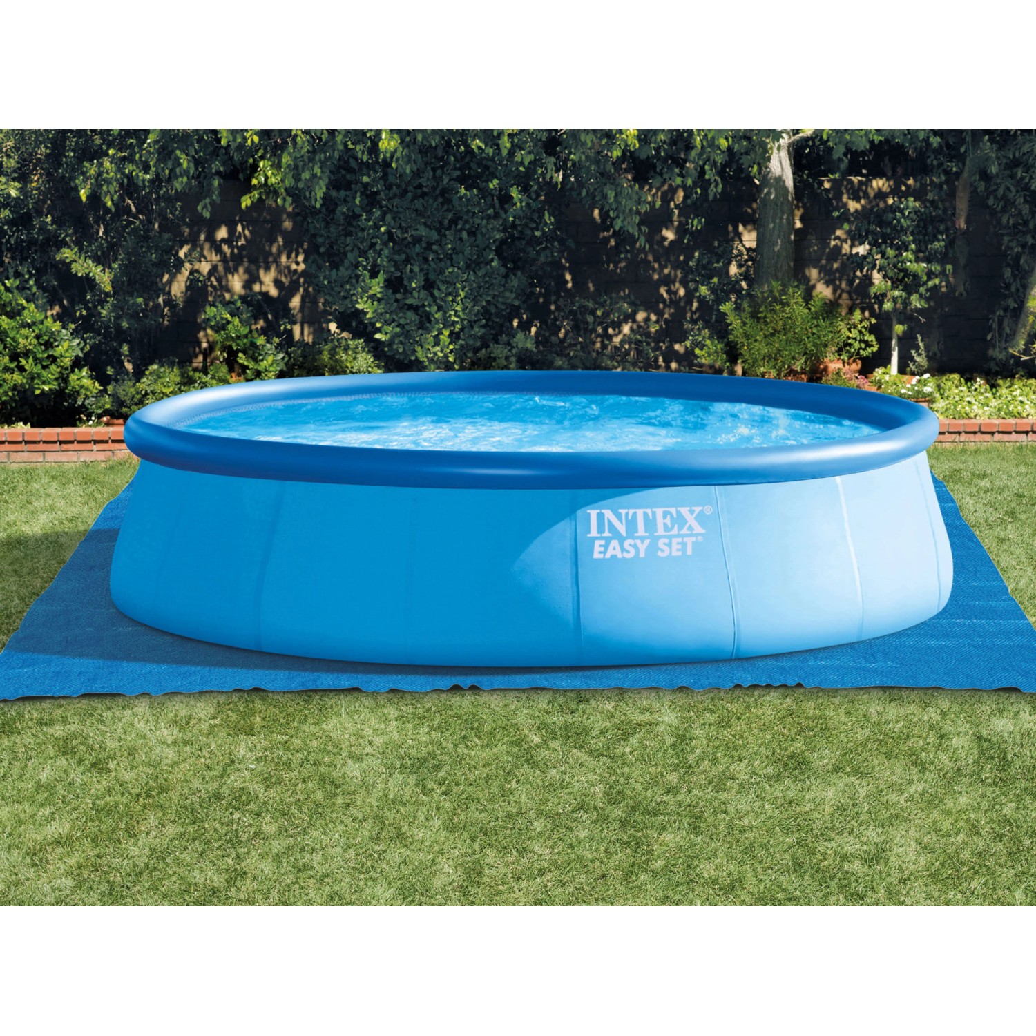 Blauer Intex Easy Set Pool auf einer blauen Intex Poolunterlage 472x472 cm im Garten.