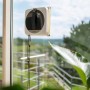 Kärcher RCW 4 Fensterputzroboter im Einsatz auf einer Fensterscheibe.