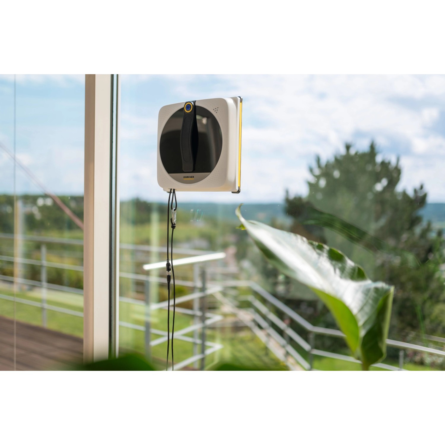 Kärcher RCW 4 Fensterputzroboter im Einsatz auf einer Fensterscheibe.