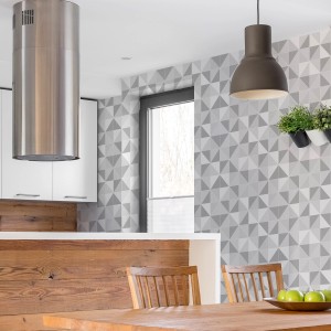 Vliestapete Obelisk Grey mit geometrischen Dreiecken in Küche.