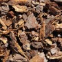 Nahaufnahme: Rot-brauner Rindenmulch, Körnung 0-40 mm, ideal für Garten und Beet.