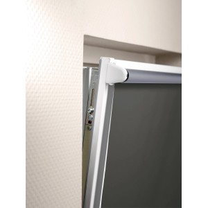 Detailaufnahme: Anthrazitfarbenes Thermostopp-Seitenzugrollo, 150x60 cm, mit Easyfix-System.