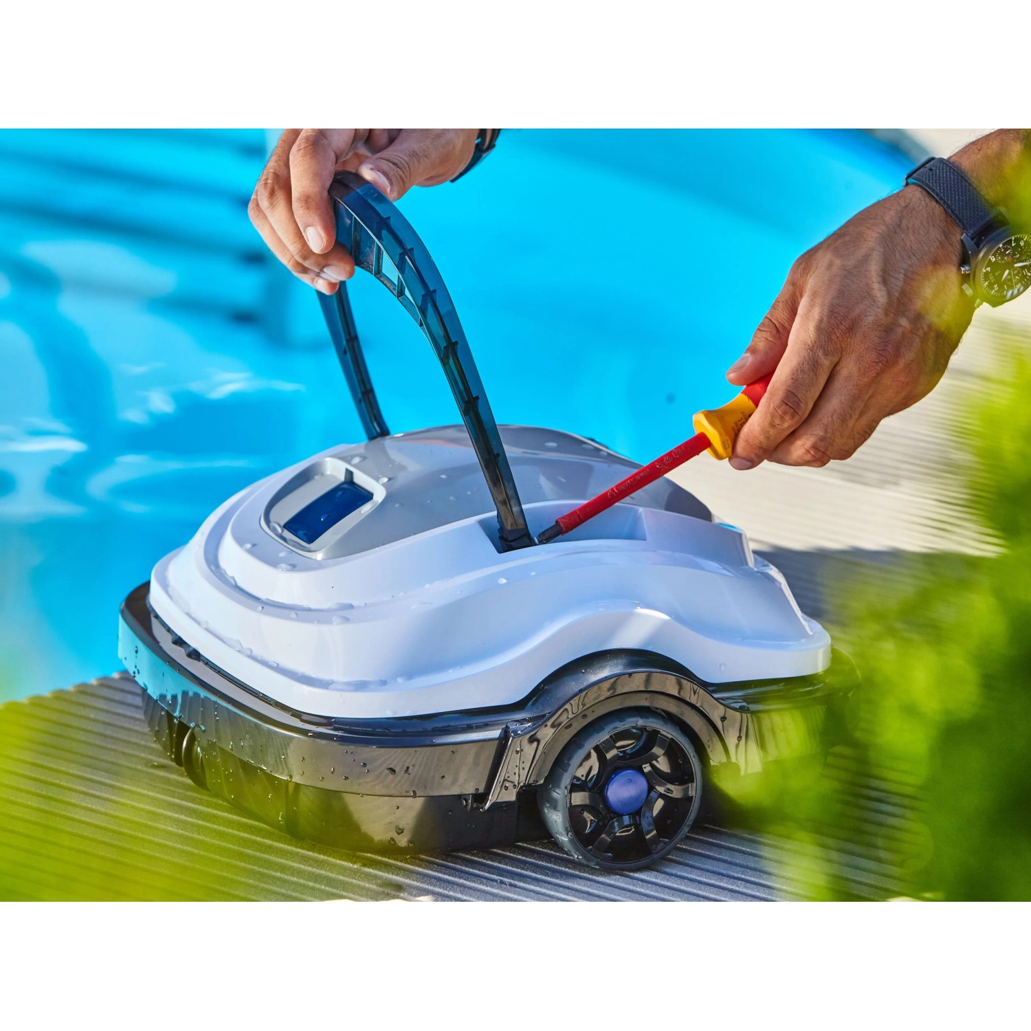 Akku-Poolroboter Orca 45 CL in Weiß/Grau mit Handgriff und Rädern am Poolrand.