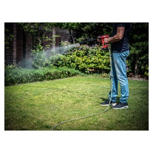 Skil Akku-Mitteldruckreiniger im Einsatz: Mann reinigt Garten mit dem Hochdruckreiniger.