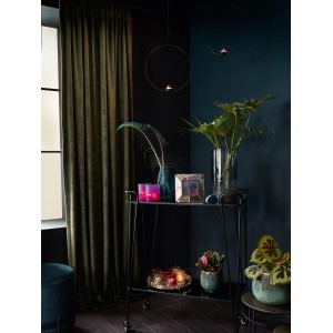 Magenta Teelichthalter Dark Wonder, 10 cm hoch, auf einem dekorierten Servierwagen.