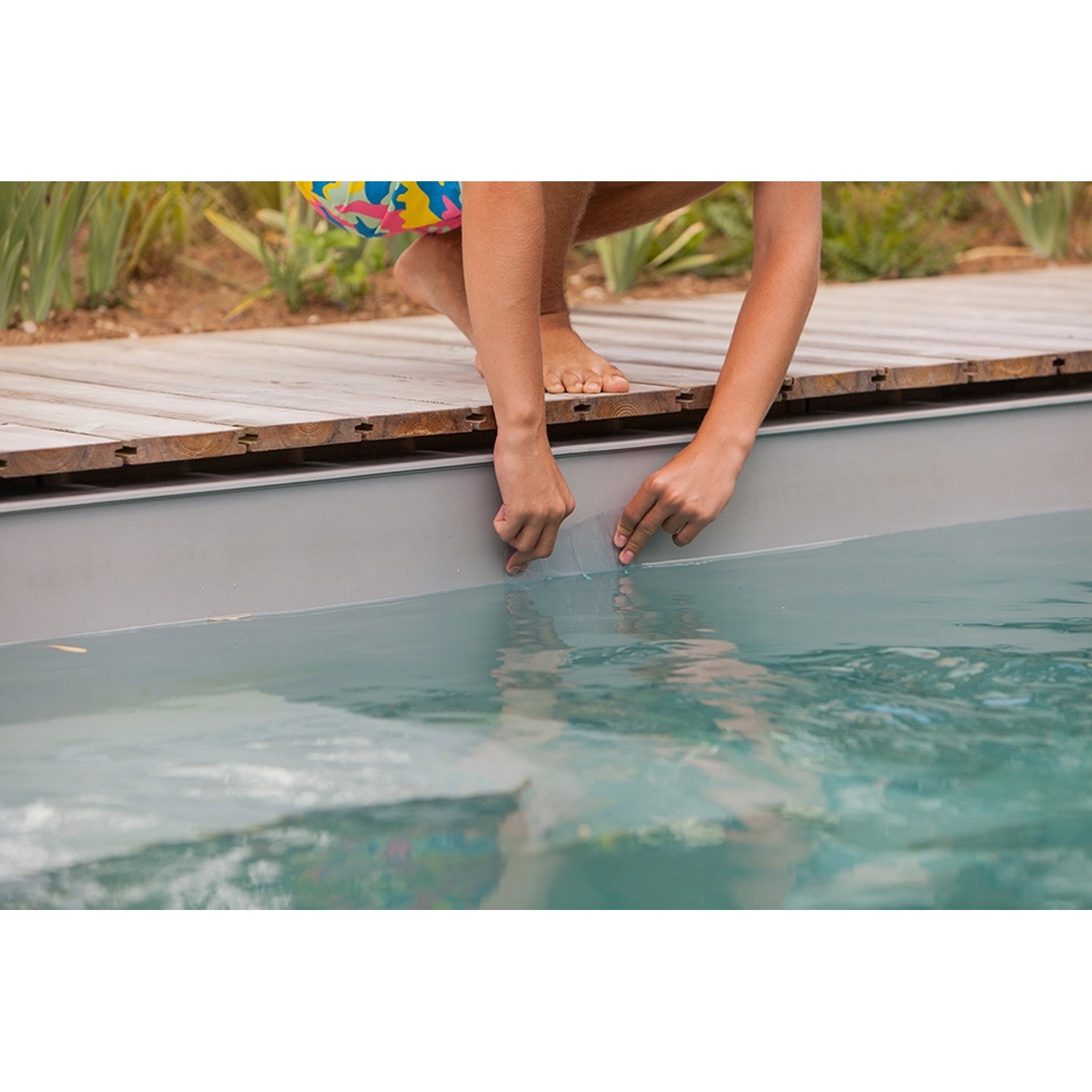 Person repariert Pool mit transparentem easyFix Reparatur-Klebeband. Starkes Klebeband für Teichfolien.