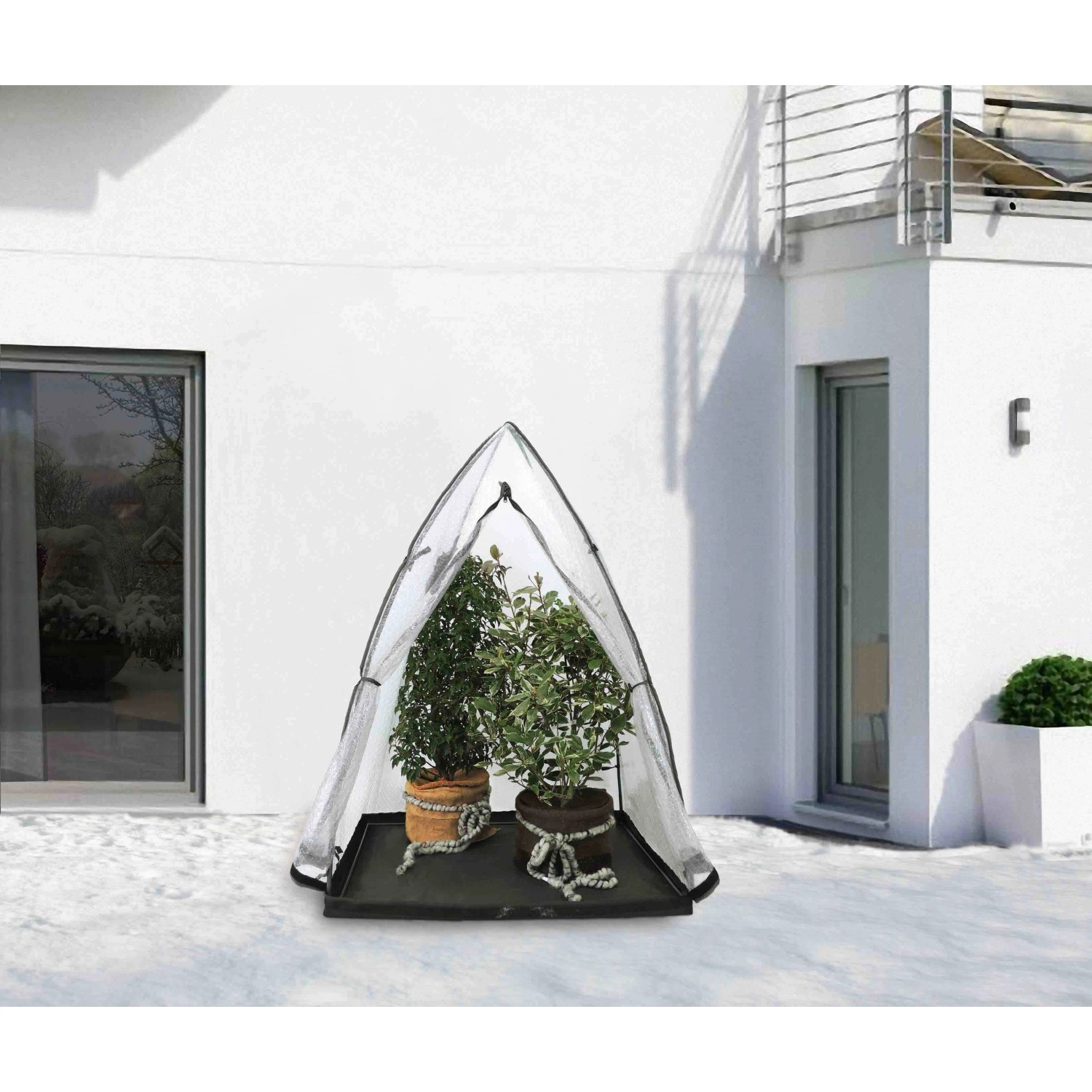 Videx Garden Winterschutz Frost-Schutzhaus Polar mit zwei Pflanzen im Garten.