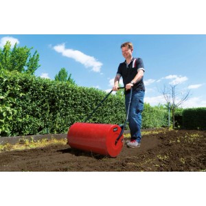 Mann walzt Gartenboden mit roter Einhell Rasenwalze GC-GR 57. Ideal zur Bodenfestigung und Saatvorbereitung.