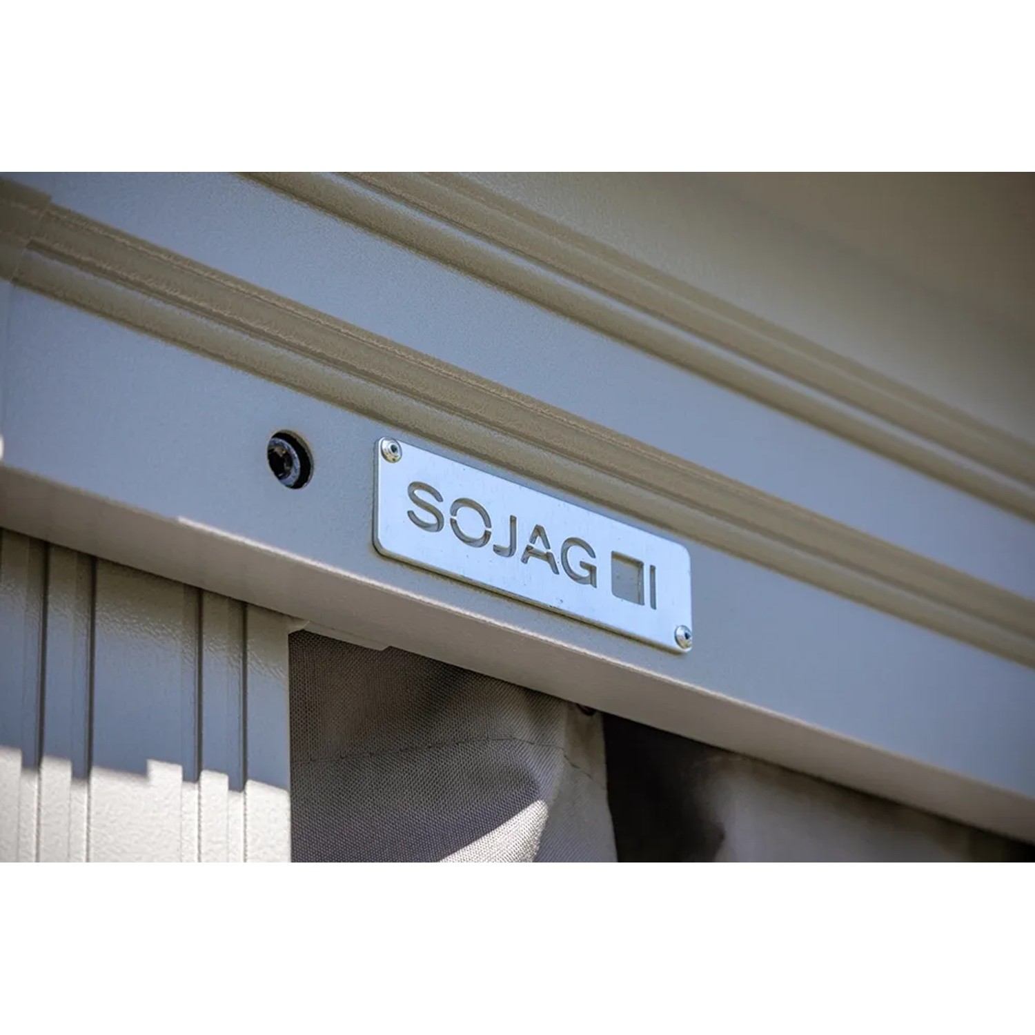 Detailaufnahme: Sojag Aluminium Pavillon Messina Champagner, Fokus auf Logo und Material.
