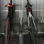 Westmann Fahrradgarage Anthrazit mit zwei Fahrrädern in Halterung. Unterstand für Fahrräder.