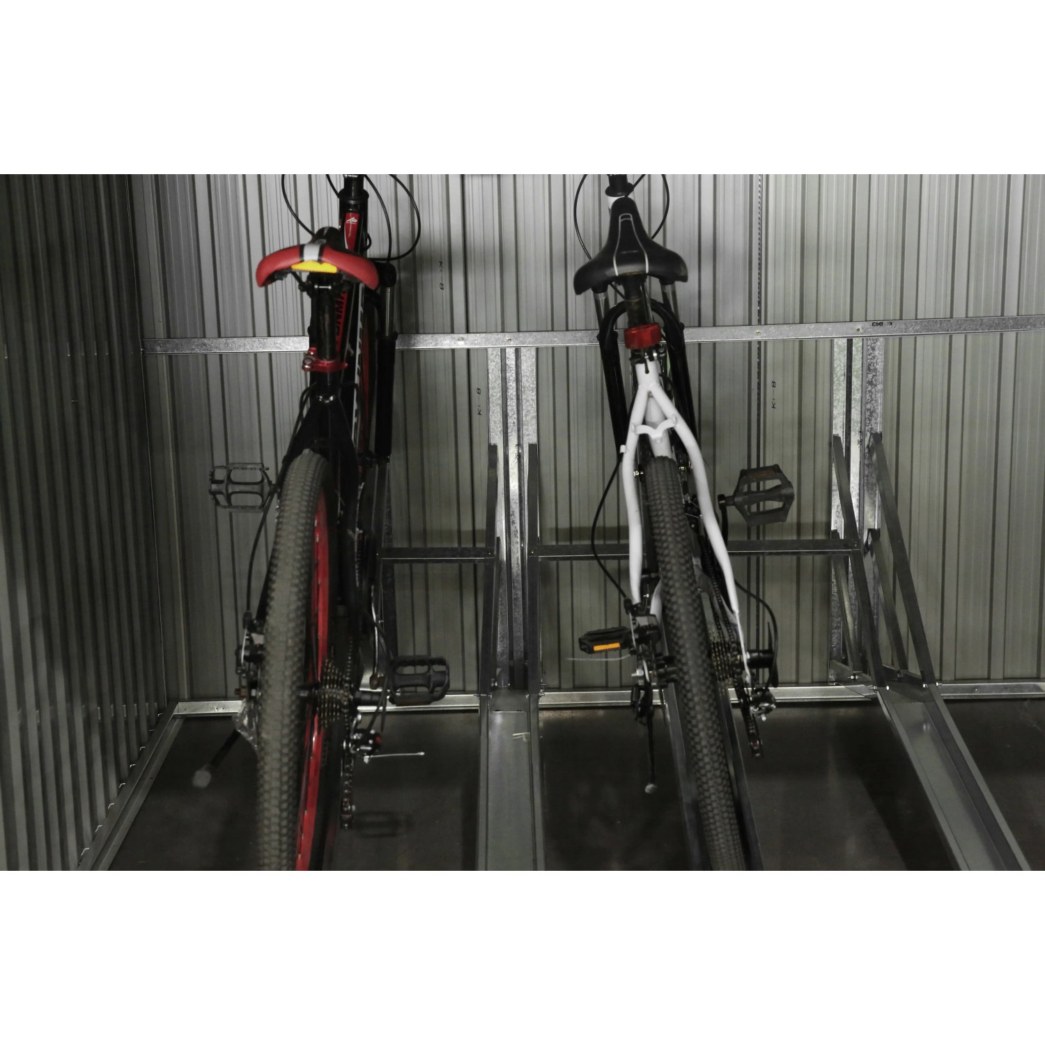 Westmann Fahrradgarage Anthrazit mit zwei Fahrrädern in Halterung. Unterstand für Fahrräder.