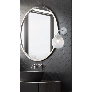 Brilliant Wandleuchte Kelidge Chrom im Badezimmer mit Spiegel und Waschbecken.