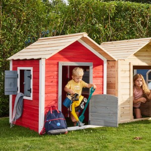 Home Deluxe Spielhaus ''Das kleine Schloss'' mit spielenden Kindern im Garten.