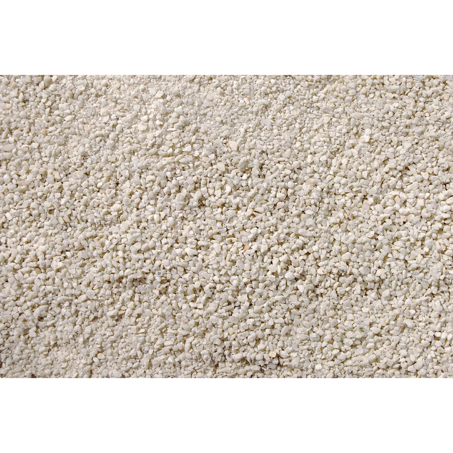 Nahaufnahme von hellbeigem Fugensand (1-3 mm) als Schüttgut.