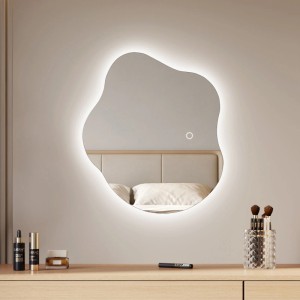 Organischer Emke LED-Badspiegel 50x45 cm mit leuchtender Umrandung, Antibeschlag und Touch-Sensor an heller Wand.