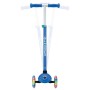 Blauer Globber Primo Plus Kinder Tretroller mit 3 Rädern, höhenverstellbarer Lenkstange und leuchtenden LED-Rollen.
