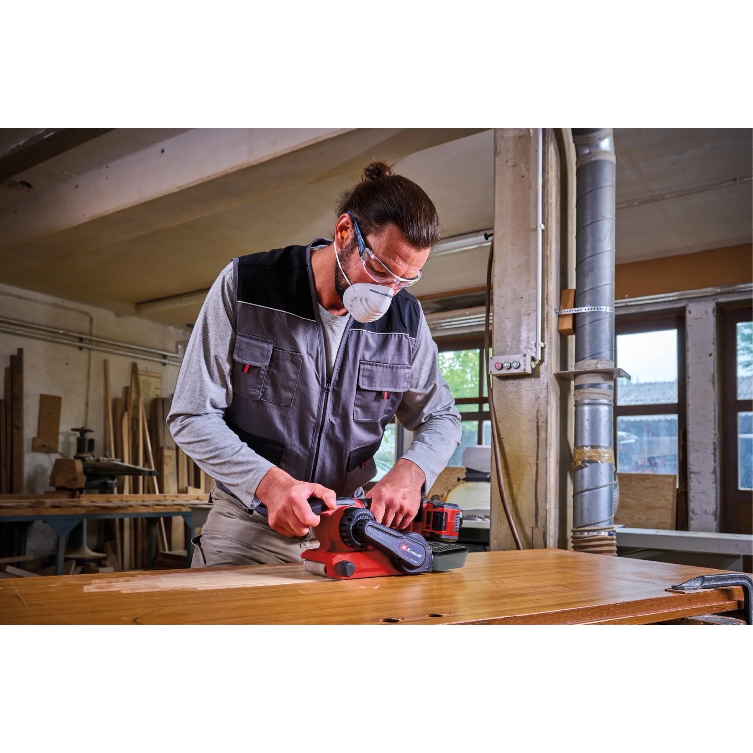 Einhell Akku-Bandschleifer TP-BS 18/457 Li BL Solo beim Schleifen von Holz.