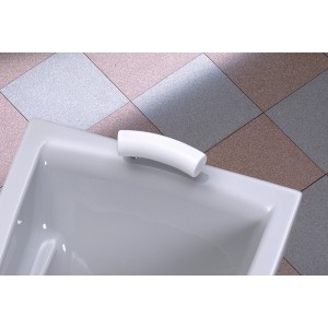 Ottofond Nackenstütze im 2er Set auf Badewanne montiert.