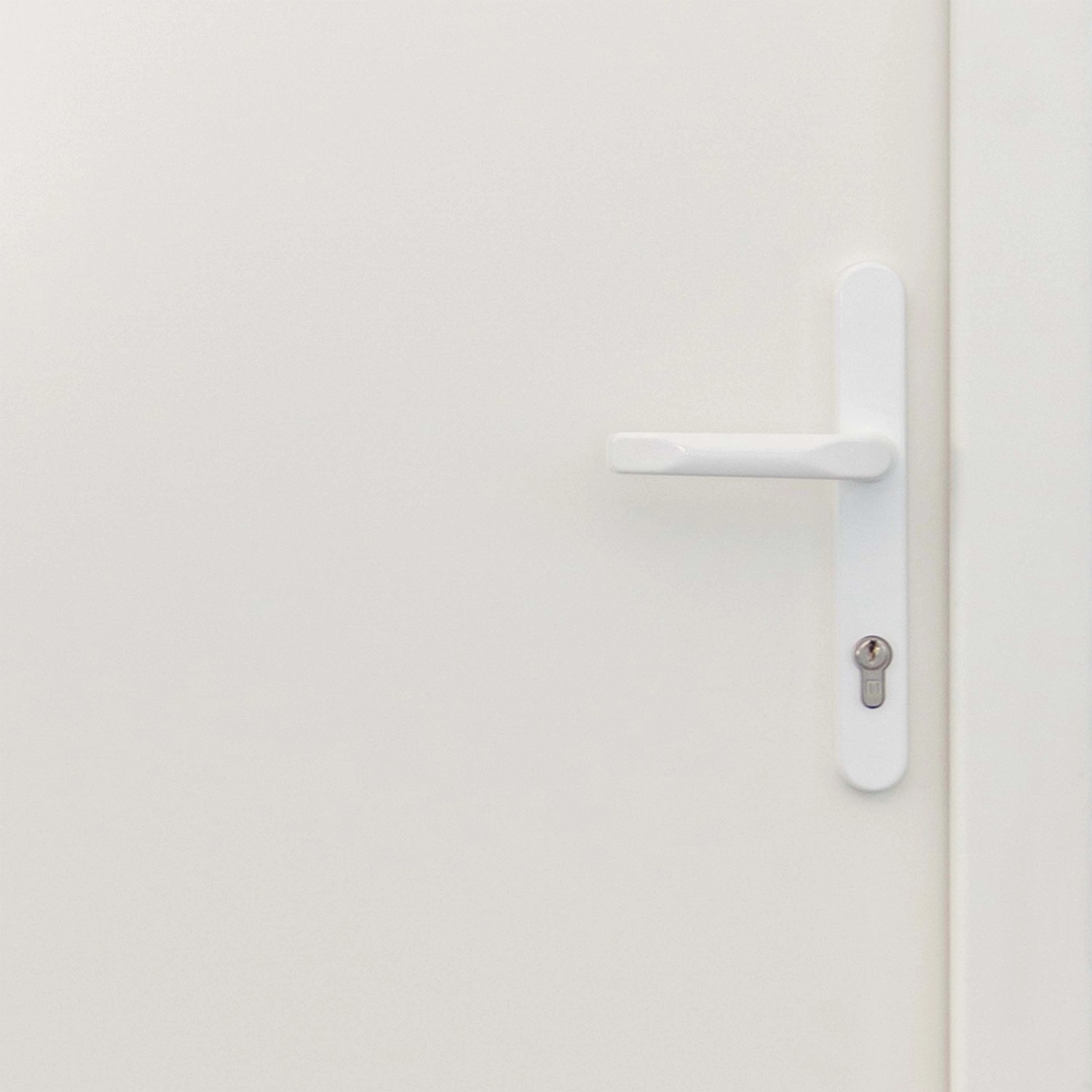 Detailansicht: Weiße Stahl-Nebeneingangstür NS1 mit Türgriff und Schloss.