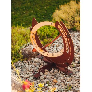 Dekorative Sonnenuhr (57 cm) von Ferrum Art Design in Edelrost-Optik für den Garten.