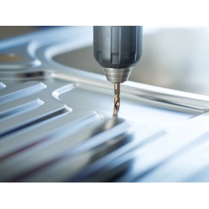 LUX Metallbohrer Comfort, 10 mm, beim Bohren in Metall mit einer Bohrmaschine.