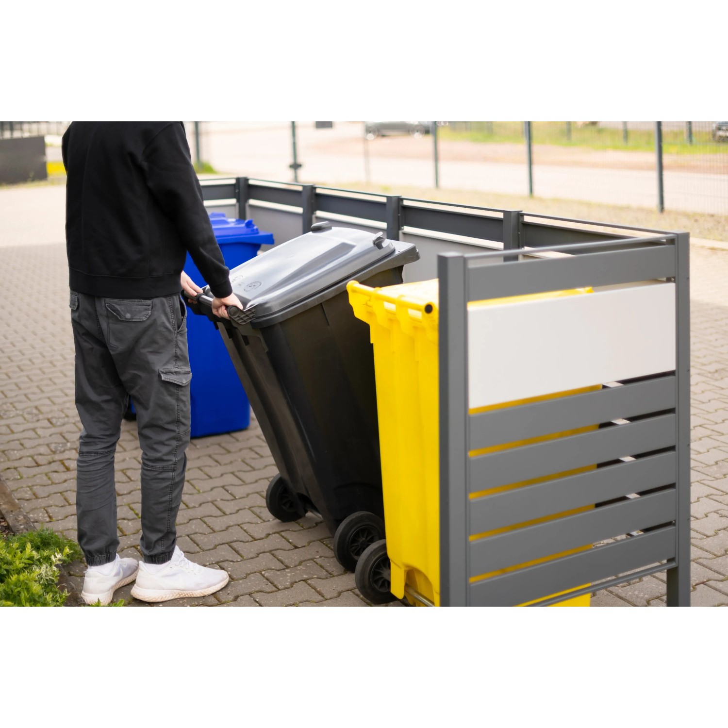Westmann Mülltonnenverkleidung Planum für 4 Tonnen (240 l) in Anthrazit/Grau. Sichtschutz und moderne Optik.