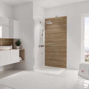 Schulte Duschrückwand DecoDesign Lärche Japandi horizontal im modernen Badezimmer.