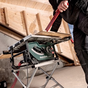 Metabo Tischkreissäge TS 254 M beim Zuschnitt von Holz mit Schiebestock.