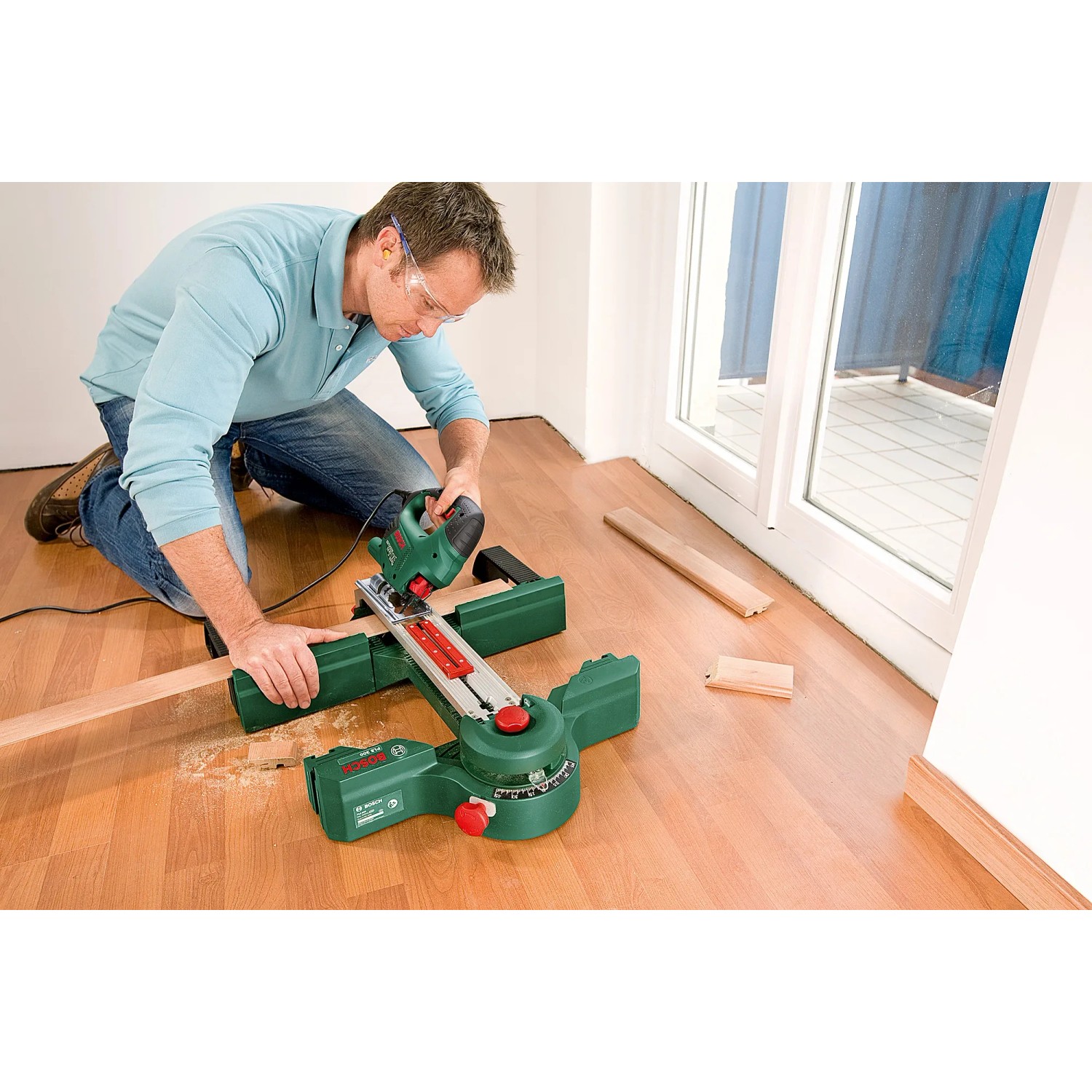 Bosch Stichsäge PST 800 PEL im Einsatz mit CutControl für präzise Holzschnitte.