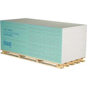 Stapel grüne Ausbauplatten Super 12,5mm auf Palette. Gipskartonplatten für den Innenausbau.