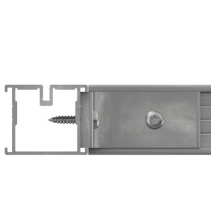 Detailaufnahme: Weißes Aluprofil 45x38 mm mit Schraube und Befestigungsclip für Terrassendielen.