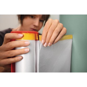 Anwendung der Tesa Abdeckfolie Easy Cover Perfect+ XL mit Klebeband zum Abdecken von Flächen.