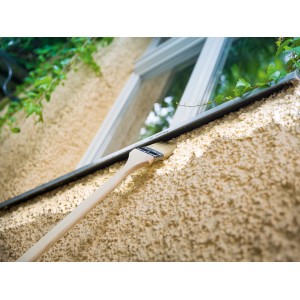 LUX Fassadenpinsel 75mm im Einsatz beim Streichen einer Fassade mit Dispersionsfarbe.