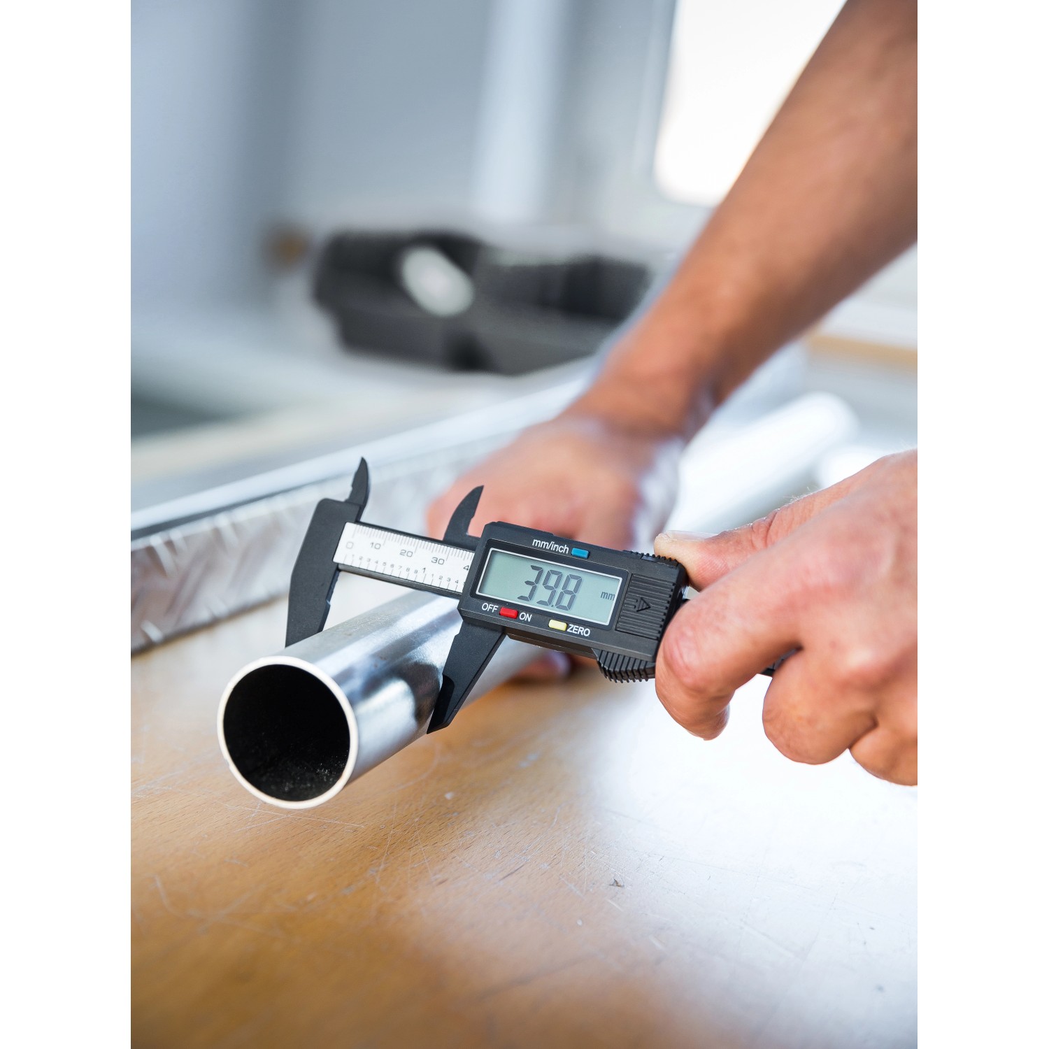 Digitaler Messschieber bei der Messung eines Rohrs. Präzises Messwerkzeug für Werkstatt und Heimwerker.