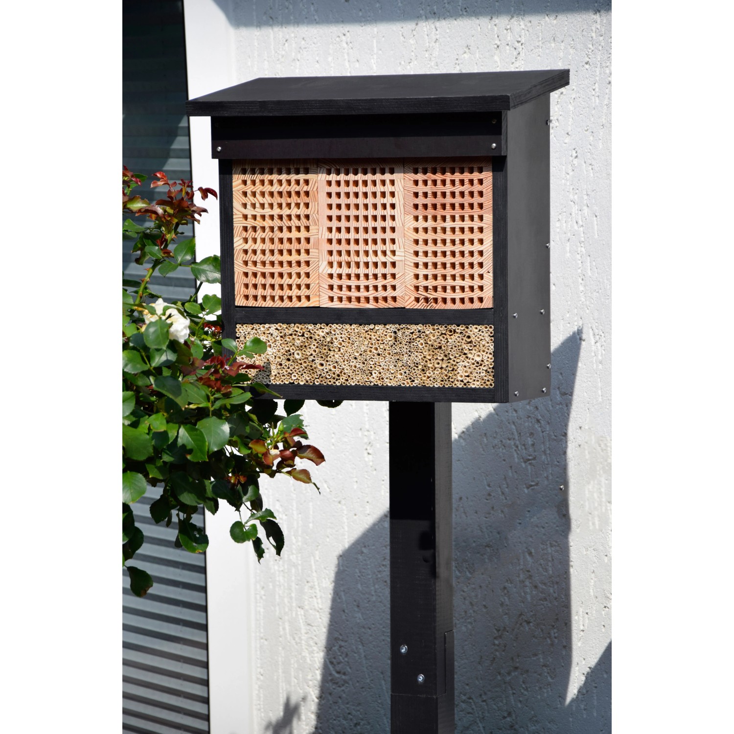 Dobar Profi-Insektenhotel XL mit Pfahlständer und 3 Lärchen-Nistblöcken im Garten.