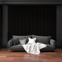 Schwarze FN Acustico Akustikplatte Eiche als Wandpaneel hinter Sofa im Wohnzimmer.