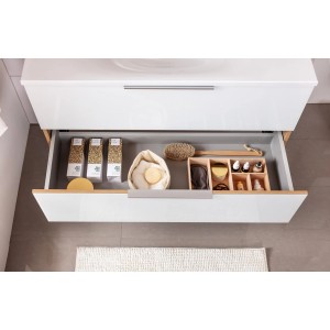 Fackelmann Waschplatz-Set B.Brillant 100 cm Asteiche/Glas Weiß mit geöffneter Schublade und Badutensilien.