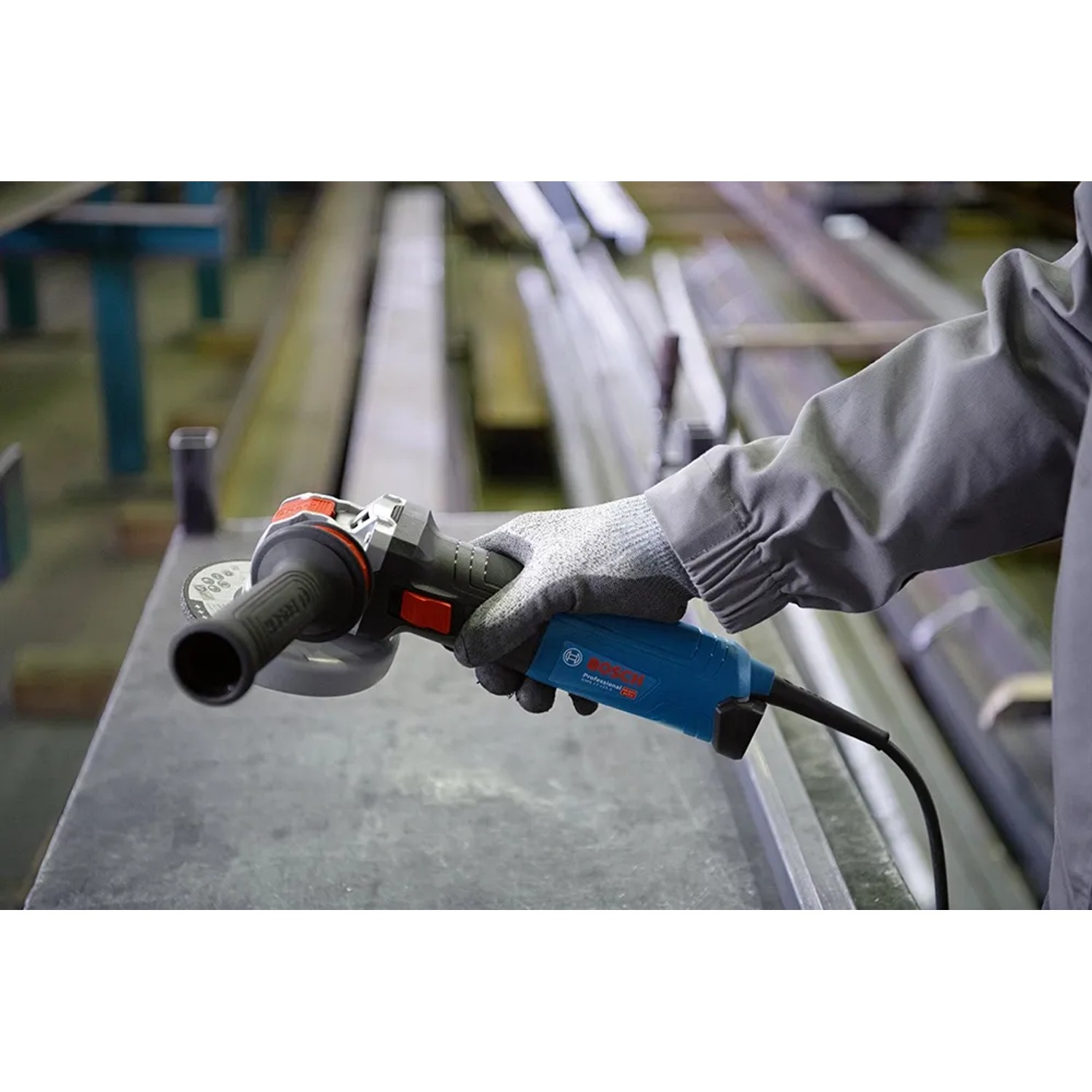 Bosch Professional GWX 14-125 S X-Lock Winkelschleifer in Aktion.