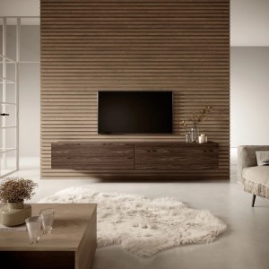 Modernes Selsey TV-Hängeboard Bisira 200 cm in Nussbaum-Holzoptik mit grifflosen Fronten unter einem TV.