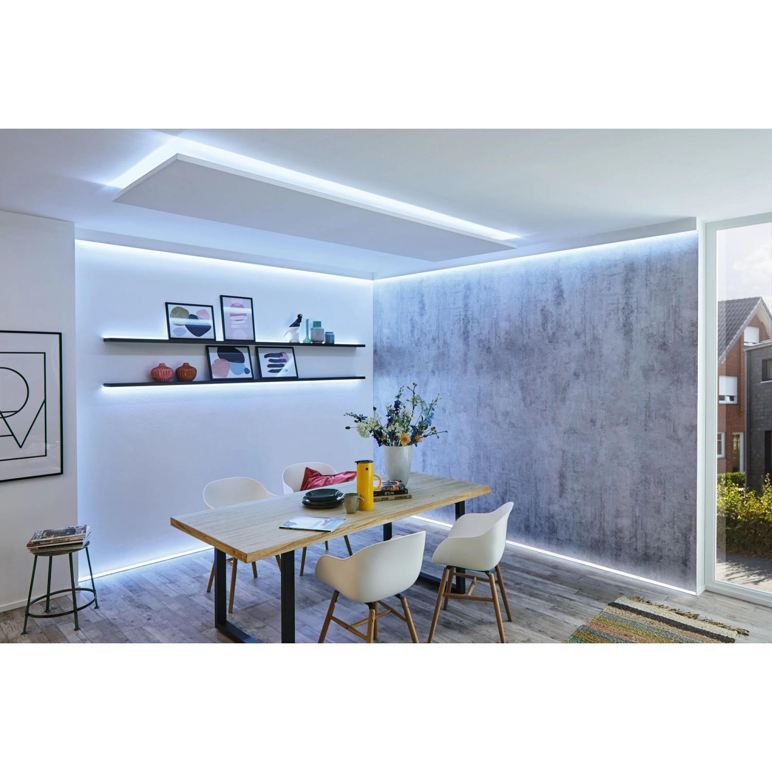 Wohnraum mit Paulmann MaxLED 250 LED-Streifen Basis-Set, das warmweißes Licht spendet.