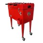 Roter Axi Kühlwagen mit Tischfußball, 65 l, mit Rollen, Flaschenöffner und Auffangschale.