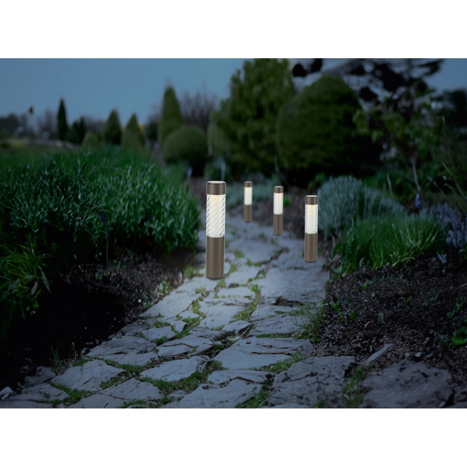 4er-Set Solar-LED-Dekoleuchten Isili auf Gartenweg. Braune Leuchten mit tageslichtweißem Licht.