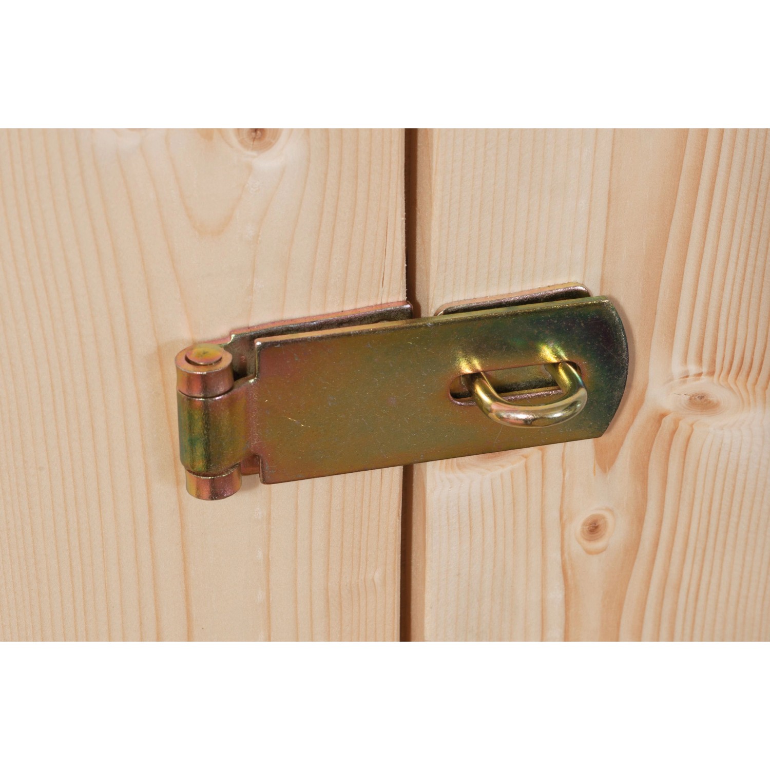 Detailaufnahme: Vorhängeschloss-Verschluss an Karibu Gartenhaus aus naturbelassenem Holz.