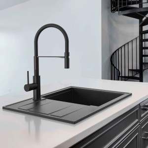 Miló Einbauspüle Luxuria 65 Graphit mit Armatur auf Kücheninsel.