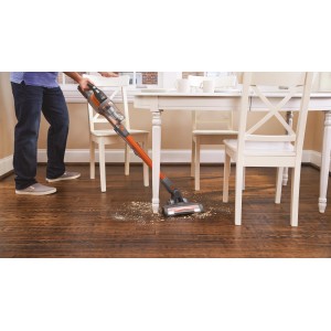 Black+Decker Akku-Stielsauger BHFEV182C in Aktion auf Holzboden unter Tisch.