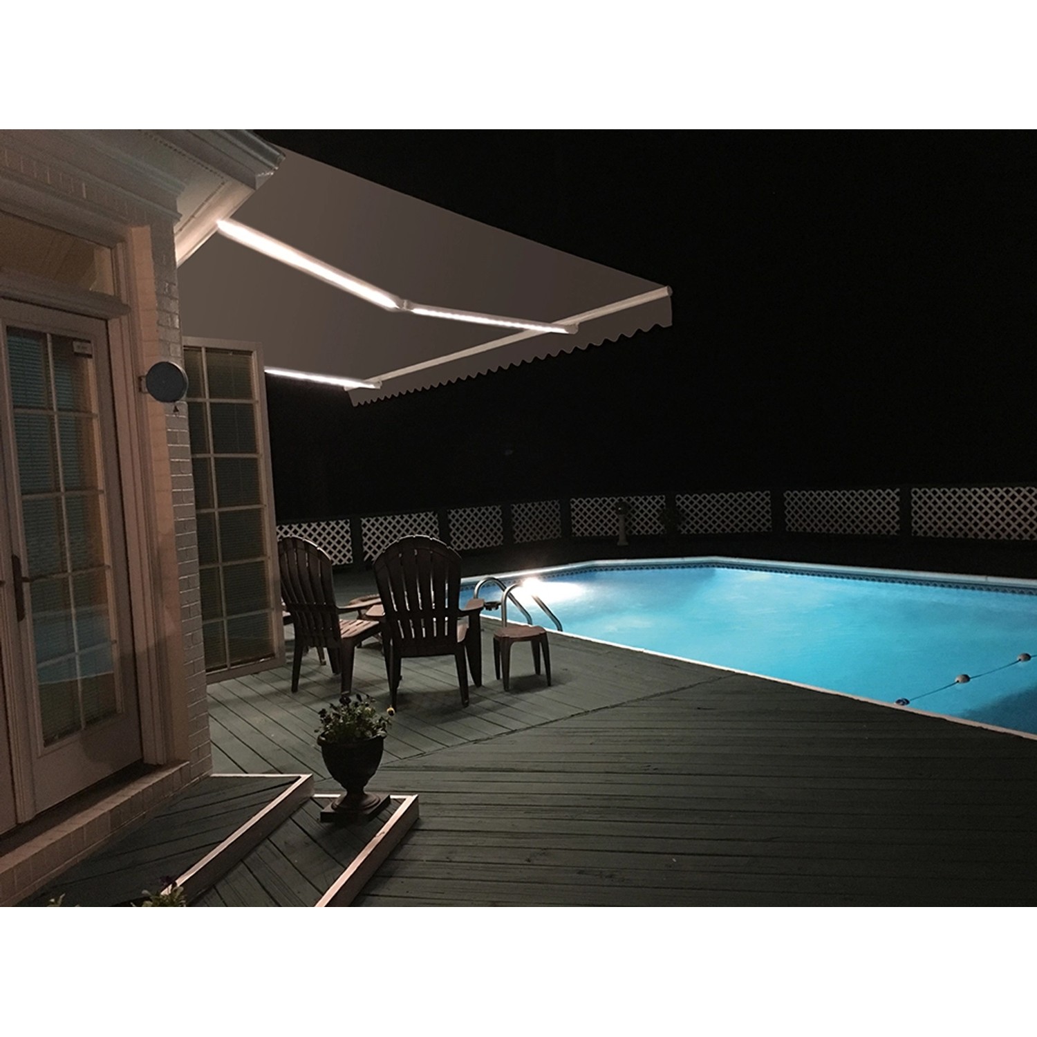 Graue Halbkassettenmarkise SUN LED, 300x200 cm, mit LED-Beleuchtung am Pool.