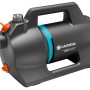 Gardena Gartenpumpe 4300 Silent: Graue Elektropumpe mit Tragegriff und blauem Akzent.