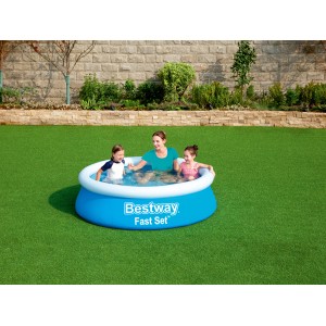 Blauer Bestway Fast Set Aufstellpool (Ø 183 cm) mit spielenden Kindern und Erwachsenen im Garten.