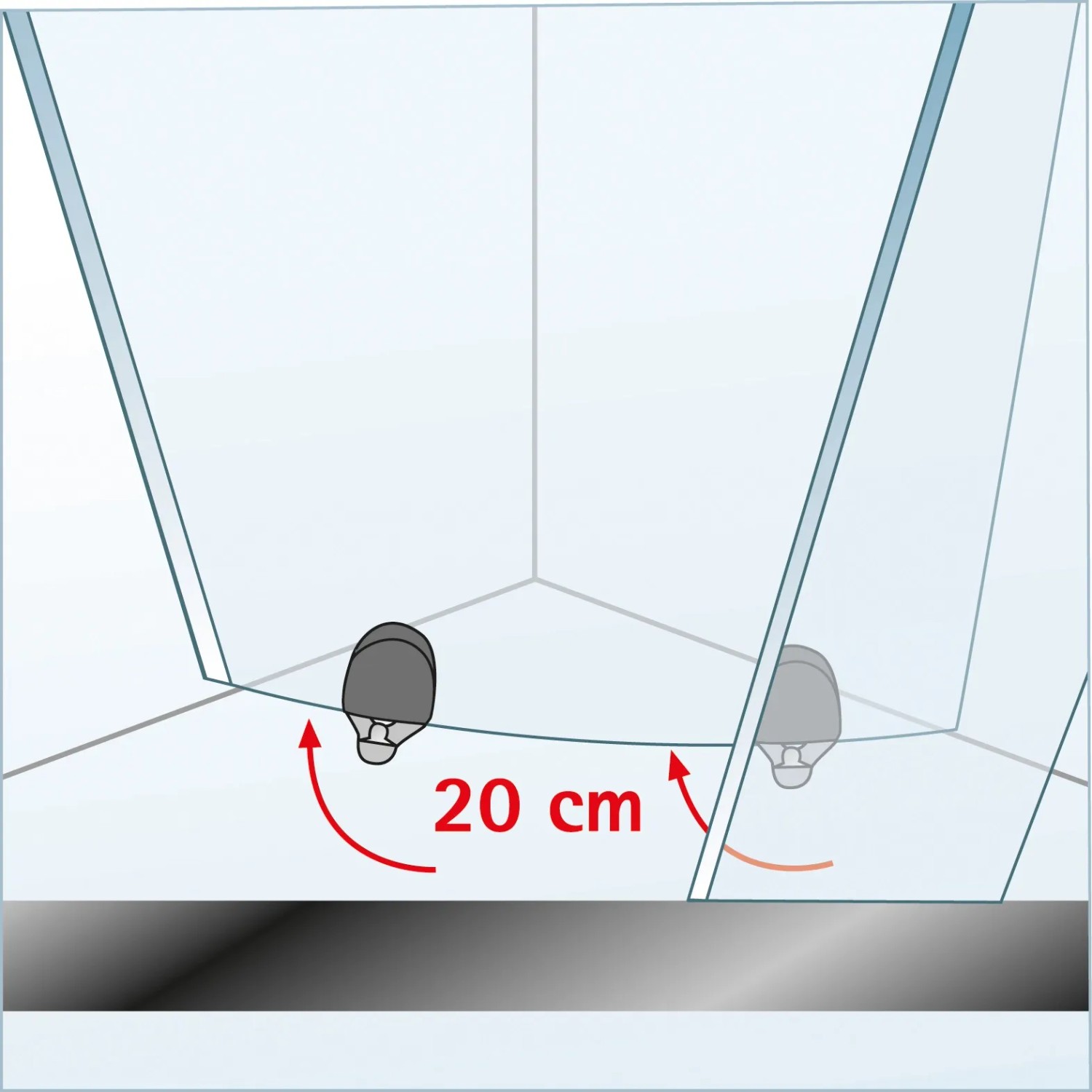 Detailaufnahme Schulte ExpressPlus Runddusche: Abstand der Füße zur Duschwand beträgt 20 cm.