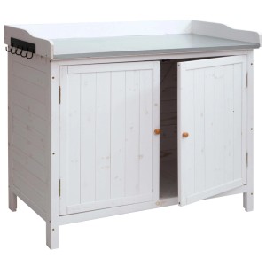 Weißer Gartenschrank mit Arbeitsplatte und Hakenleiste, teilweise geöffnete Türen.